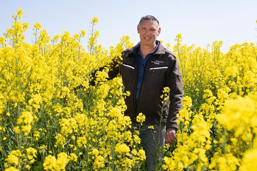 René Eugelink in bloeiend koolzaadperceel in Eldrik