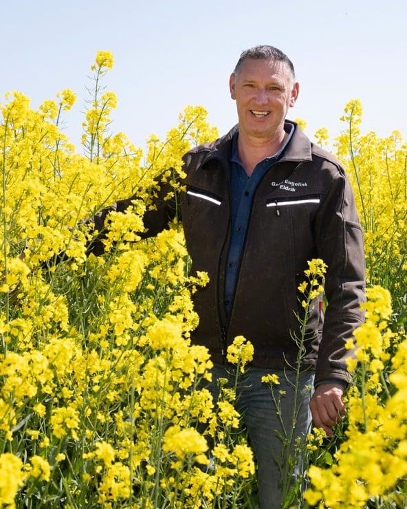 René Eugelink in bloeiend koolzaadperceel in Eldrik
